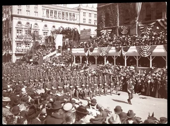 Ansicht der Menge und einer marschierenden Militärgruppe in der Dewey-Parade auf der Fifth Avenue, New York, 1899